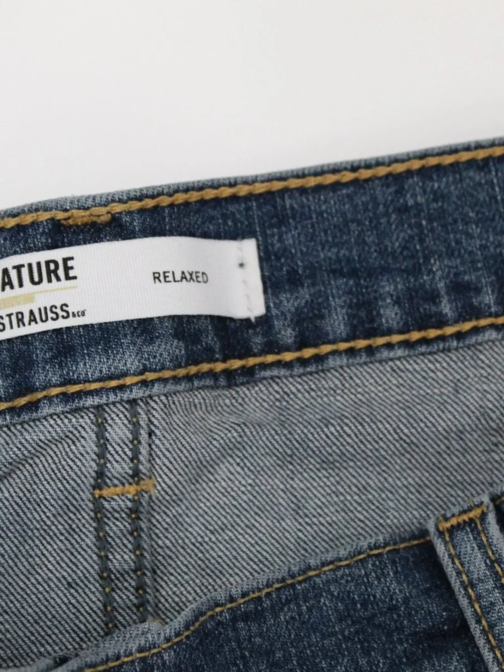 LEVIS Signature Relaxed Mens Jeans 40 x 32 Distressed Denim Med Wash EXC COND